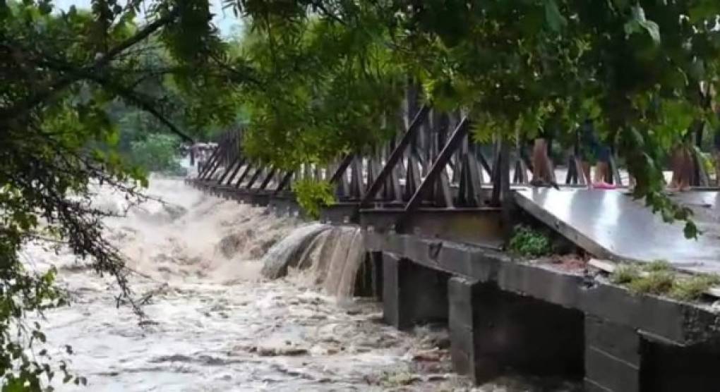 Las afectaciones por las lluvias mantienen incomunicados a los habitantes de los municipios de Morolica, San José y Apacilagua, donde el puente bailey cedió ante las fuertes correntadas de agua del río Orocuina.