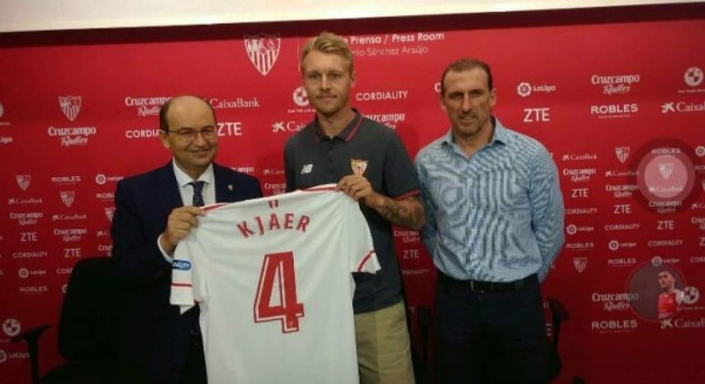 El presidente del Sevilla, José Castro, y el director deportivo, Óscar Arias, han presentado este jueves a Simon Kjaer como nuevo futbolista del club de Nervión. Lo han hecho horas después de que se pusiera por primera vez a las órdenes de Eduardo Berizzo en la sesión de trabajo matinal. El internacional danés ha reconocido que 'tenía muchas ganas de hacer mi primer entrenamiento, que ha sido hoy y he visto mucha calidad en el equipo'.