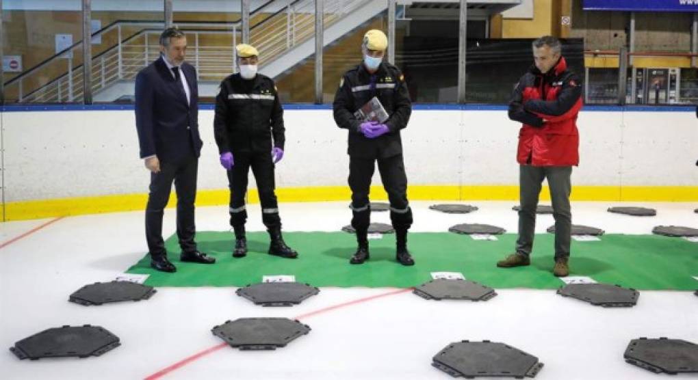 En España, otro de los países más golpeados por la pandemia, una pista de patinaje sobre hielo tuvo que ser adaptada como morgue ante la ingente cantidad de cadáveres.