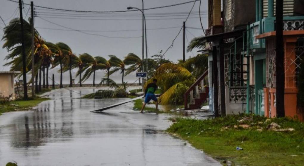 Deste tempranas horas empezaron las evacuaciones en los lugares de alto riesgo.