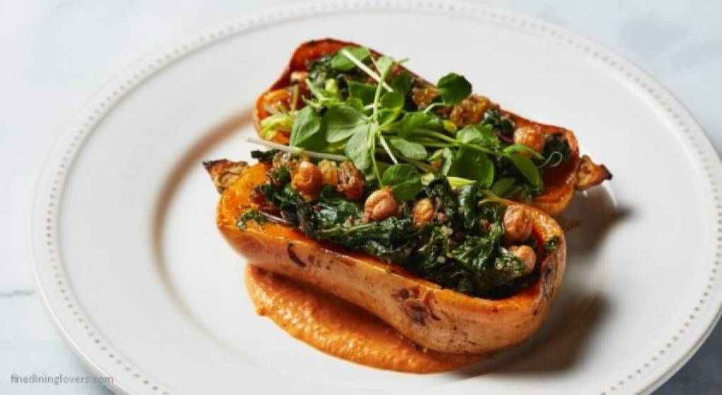 Los vegetarianos podrán disfrutar de una entrada de calabaza moscada orgánica, hummus de pimiento piquillo, acelga arcoiris cocida a fuego lente, garbanzos crujientes, quinoa, pasas doradas y brotes de semilla de girasol.