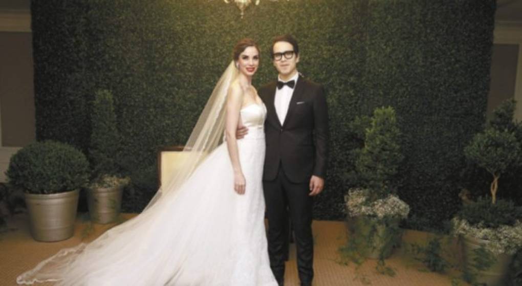 La boda de Priscila Ruiz y Adrián Roberto Romero fue digna de un cuento de hadas. La novia lucía más que preciosa en la noche de su enlace matrimonial.