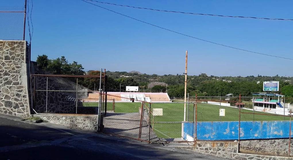 El estadio Mariano Matamoros por afuera parece un lugar abandonado, con grafitis en sus paredes, una cerca vieja y portones abiertos. 