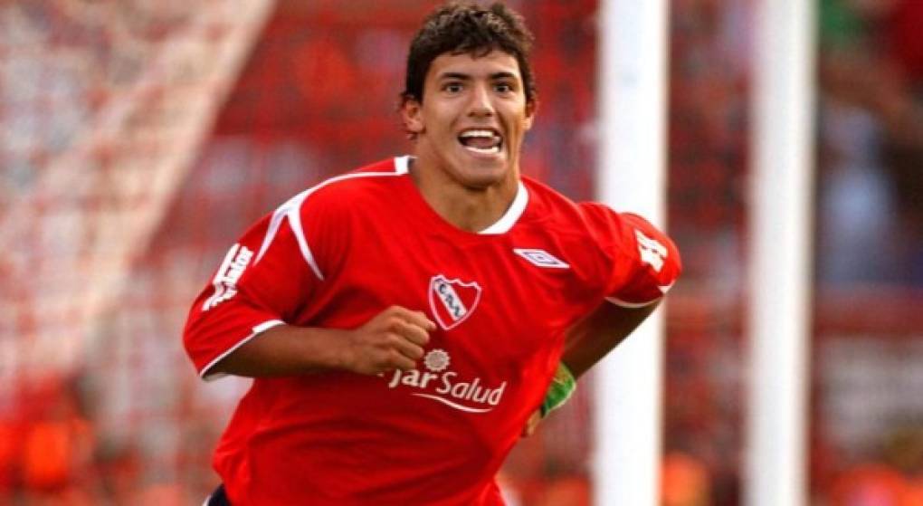 En 2003, con apenas 16 años, debutó con la camisa de Independiente. Con el 'Rojo' de Avellaneda, Agüero sorprendió al mundo y eso lo llevó a que Europa fijase la mirada en él.
