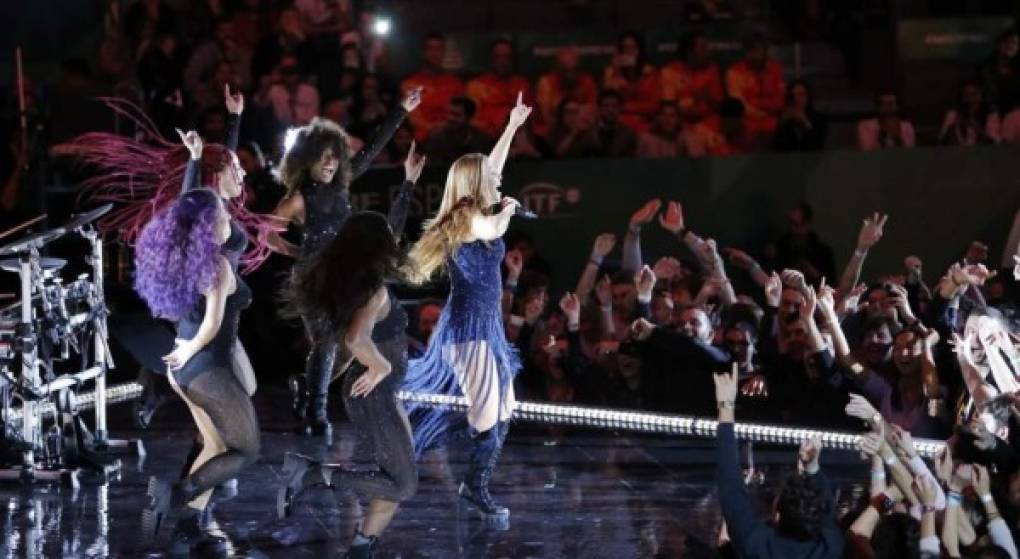 El concierto comenzó con una salida impresionante de Shakira, una puesta en escena digna de mención, como también lo fue su afinación.