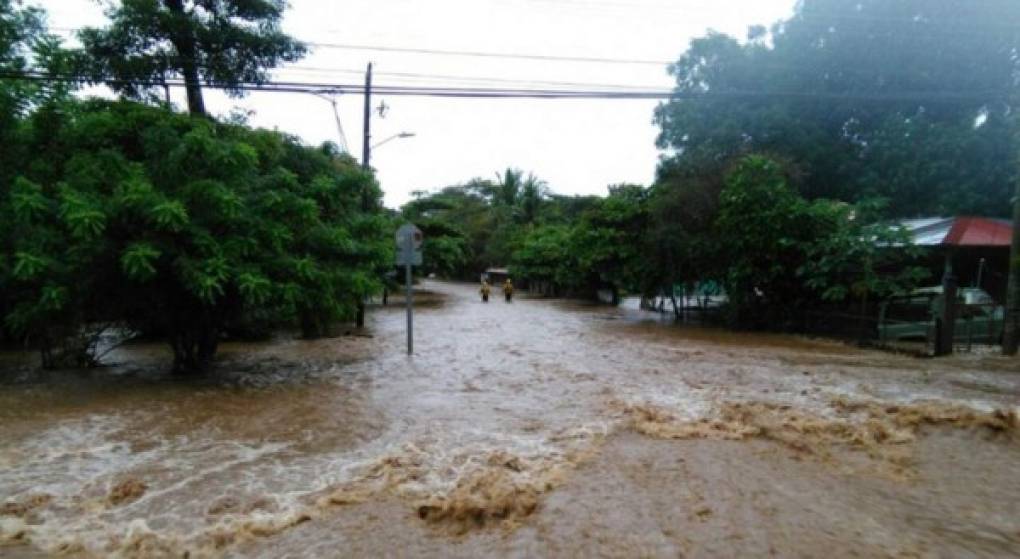 La tormenta tropical Nate recorre el litoral caribeño de Centroamérica, y hasta el momento ya ha cobrado víctimas mortales.<br/>(foto vía diario La Nación CR)
