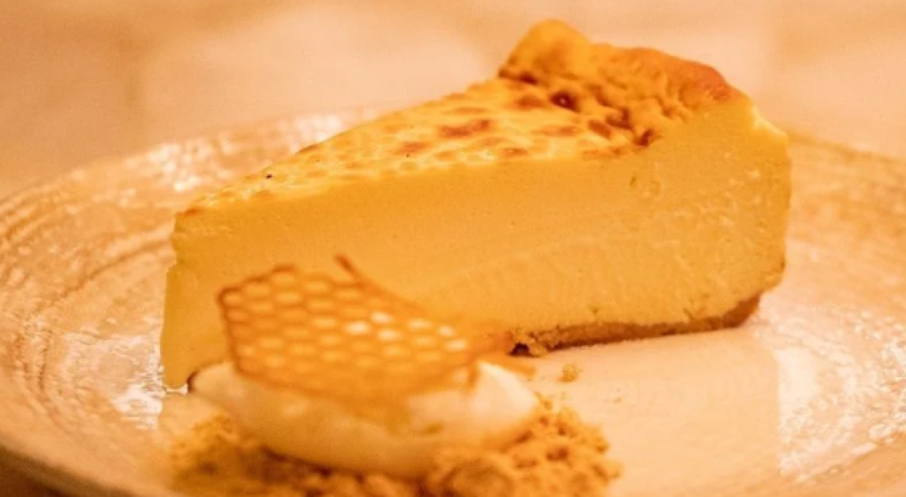 Uno de los atractivos de TATEL es su pastel de queso, galardonado como la “Mejor Tarta de Queso” en 2022 y tiene un precio que ronda los 17 dólares.