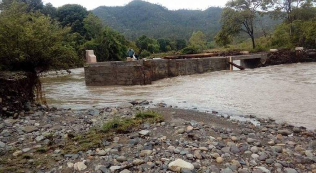 Una caja puente resultó dañada en Manto.