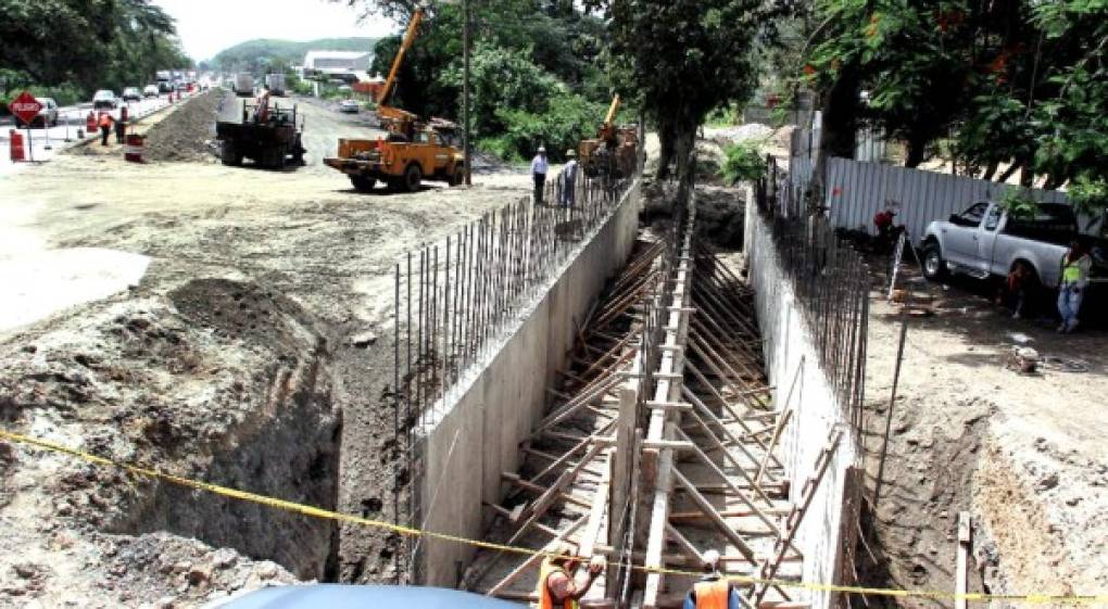 9. Tres colectores están en construcción.<br/><br/>Tres colectores de aguas lluvias están en construcción en la Capital Industrial: en Lomas del Carmen, la 33 calle y el que comenzaron a construir en el bulevar José Antonio Peraza. <br/><br/>Este último constará de 73 metros lineales de tubería de 48 pulgadas, más 726 metros lineales de canales embaulados con medidas de 2.90 metros en la base y 2 metros de altura. La obra comenzará cerca del edificio del Colegio de Ingenieros Civiles de Honduras y el cabezal de descarga desembocará en el río Piedras. Este es un proyecto grande y de mucho beneficio para los residentes en el sector noroeste, pues captará y conducirá las aguas lluvias que bajan de la parte alta de El Merendón que provoca inundaciones en el bulevar al hospital Mario Rivas. Se espera que en junio del próximo año estén concluidos los trabajos<br/><br/>El primer tramo del colector de aguas lluvias en la 33 calle, sector El Polvorín ya finalizó, beneficiando a más de 50,000 pobladores que viven en la zona, más los conductores que transitan por allí.<br/><br/>Ya se han construido colectores en la colonia San José del Pedregal, Ideal, Universal, Chamelecón y Juan Lindo.<br/>