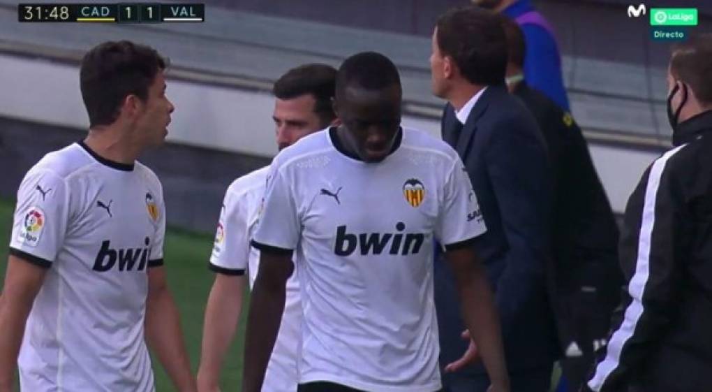 Mouctar Diakhaby se fue del campo con dirección al vestuario luego de que el árbitro le mostrara tarjeta amarilla.