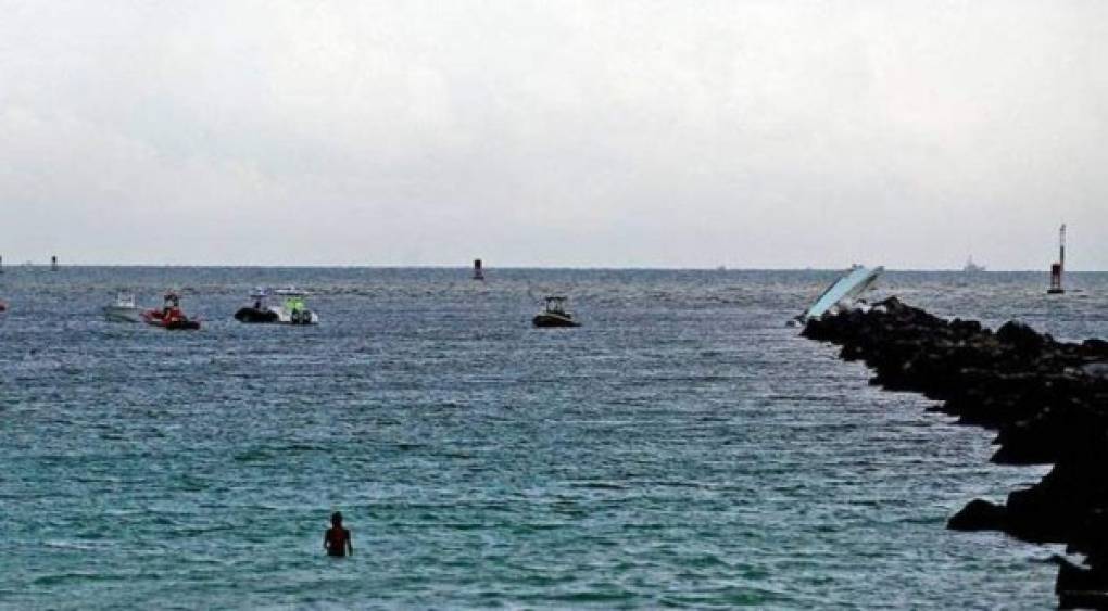 La policía indicó que la embarcación impactó contra las rocas a alta velocidad. FOTO PATRICK FARRELL