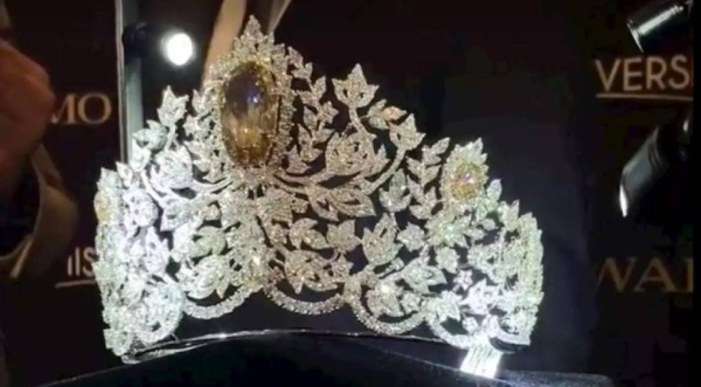 Este año, hasta la corona ha sido objeto de polémica, debido a que la joyería Mouawad, empresa suiza que creó la corona'Power Of Unity' que cuenta con un gran diamante canario dorado de 62.83 quilates, y valorada en más cinco millones de dólares; pero el precio<br/>no es el escándalo si no que el dueño de esta joyera es mitad tailandés, y él ha confesado su favoritismo por la representante de Tailandia, Paweensuda Drouin. ¿Será qué la corona se va para Tailandia?