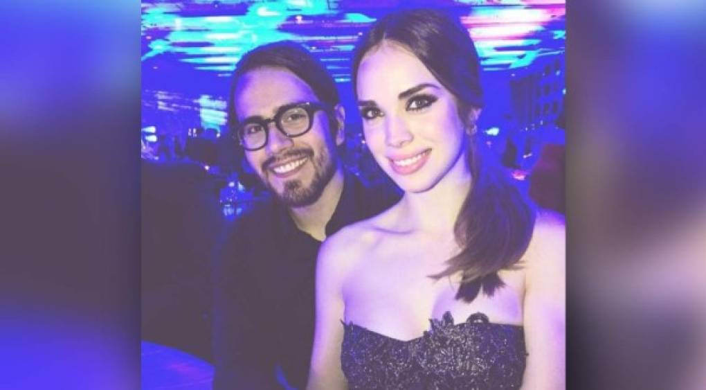 Adrian Roberto Romero, el hijo mayor del cantante cristiano Jesús Adrián Romero está casado desde el año de 2015 con la hermosa joven Priscila Ruiz.