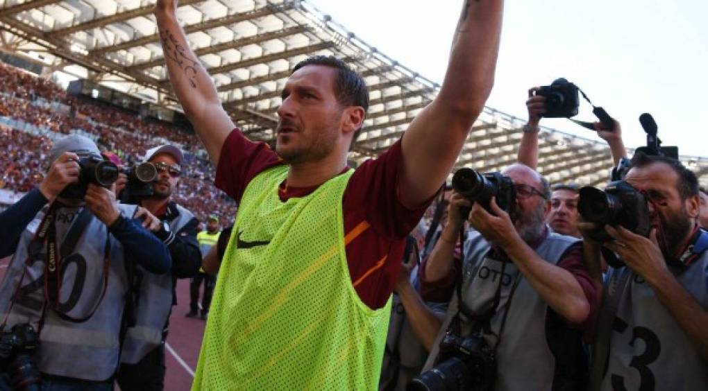 Tras 25 temporadas y 307 goles marcados con el Roma, Totti informó de que no seguirá vistiendo la camiseta del equipo de su vida . FOTO AFP.