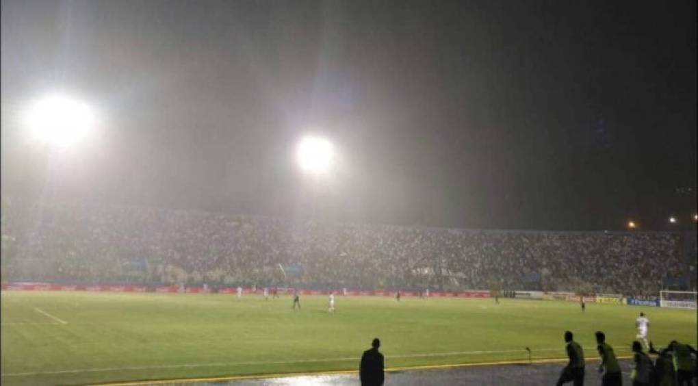 En el segundo tiempo del derbi capitalino empezó a caer una fuerte lluvia en el estadio Nacional.