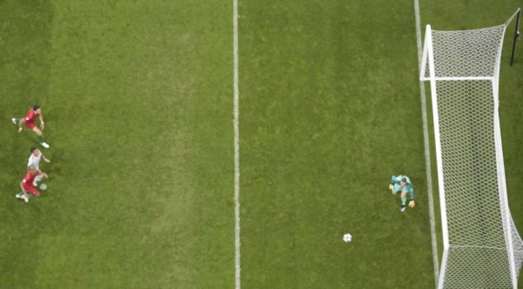 La imagen desde otro ángulo del golazo de tiro libre de Cristiano Ronaldo, cuando el balón va a ingresar a la portería de David De Gea. Foto AFP