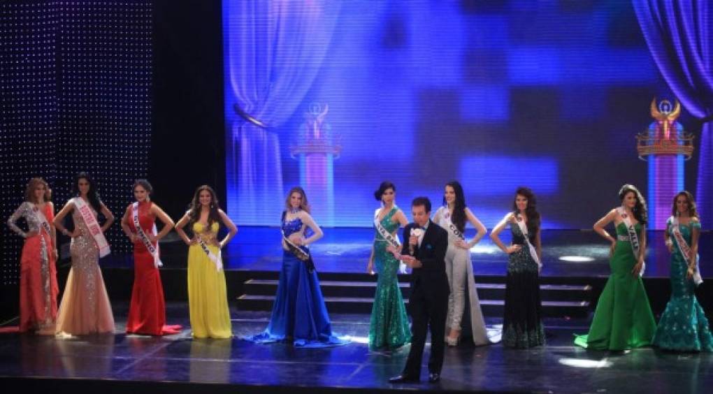 Las diez finalistas en el escenario de Miss Mundo Honduras 2015.