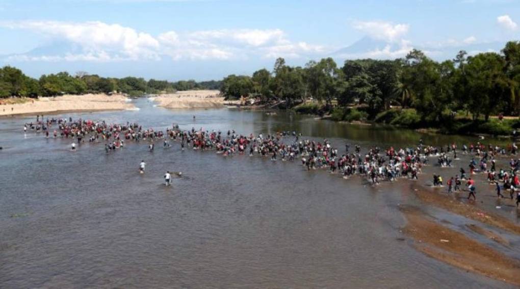 Cientos de migrantes están cruzando el río Suchiate, que separa Guatemala de México, a fin de entrar en territorio mexicano ilegalmente luego de que el Gobierno rechazara este lunes su solicitud formal para ingresar al país.