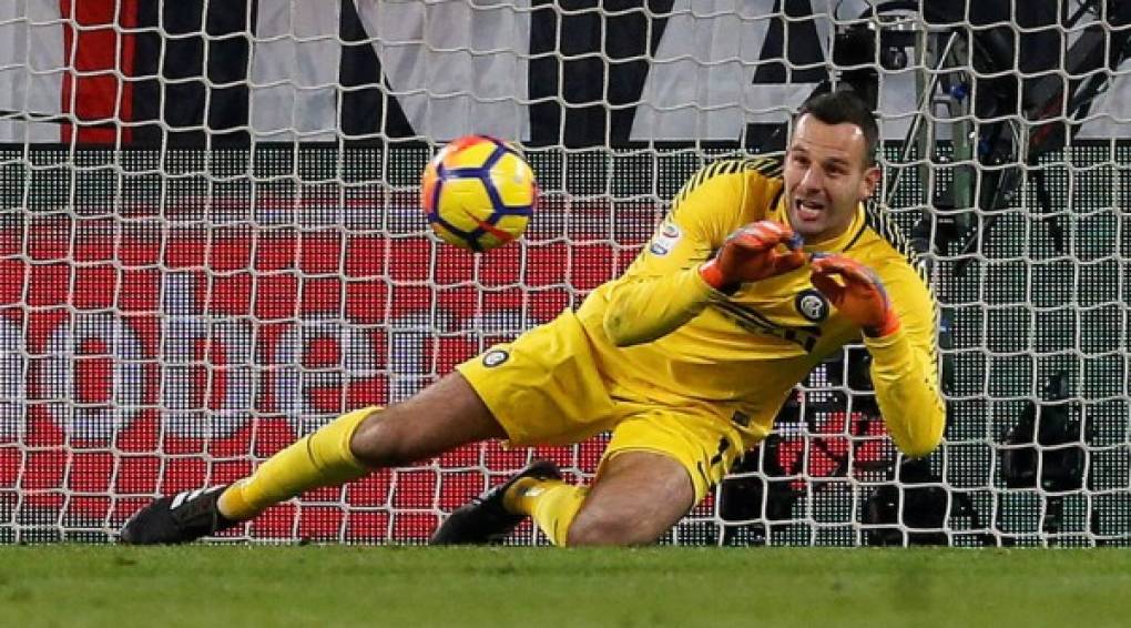 Samir Handanovic (35 años) puede ampliar su contrato con el Inter. El meta esloveno tiene contrato hasta 2021, pero los rectores neroazzurros apuestan por prolongar el vínculo una temporada hasta junio de 2022 tal y como apunta Tuttosport