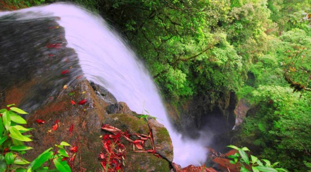 A 19 kilómetros de La Esperanza está Río Grande, una pequeña aldea en las montañas que cuenta con el orgullo de tener una de las cascadas más altas de Honduras. Con sus 120 metros de altura, la cascada o Chorro de Río Grande, como la llaman los locales, es una impresionante caída de blanca.
