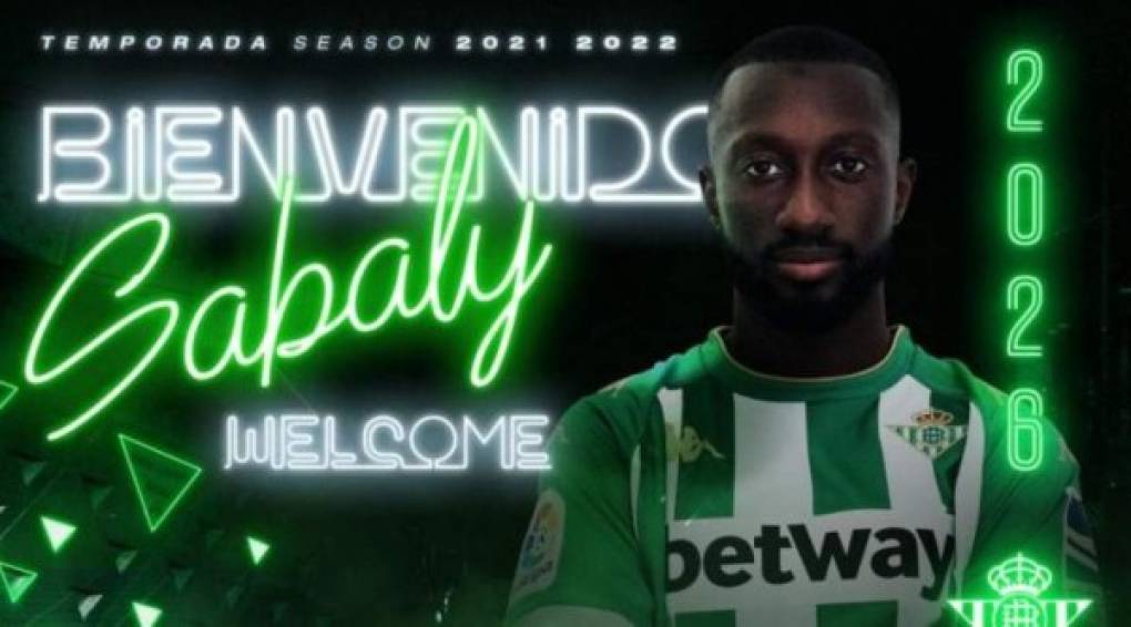 El Betis hizo oficial en sus redes sociales el fichaje de Youssouf Sabaly hasta junio de 2026. El lateral derecho francosenegalés llega libre tras finalizar su contrato con el Burdeos, allí ha jugado las últimas cuatro temporadas. Foto Twitter Real Betis.