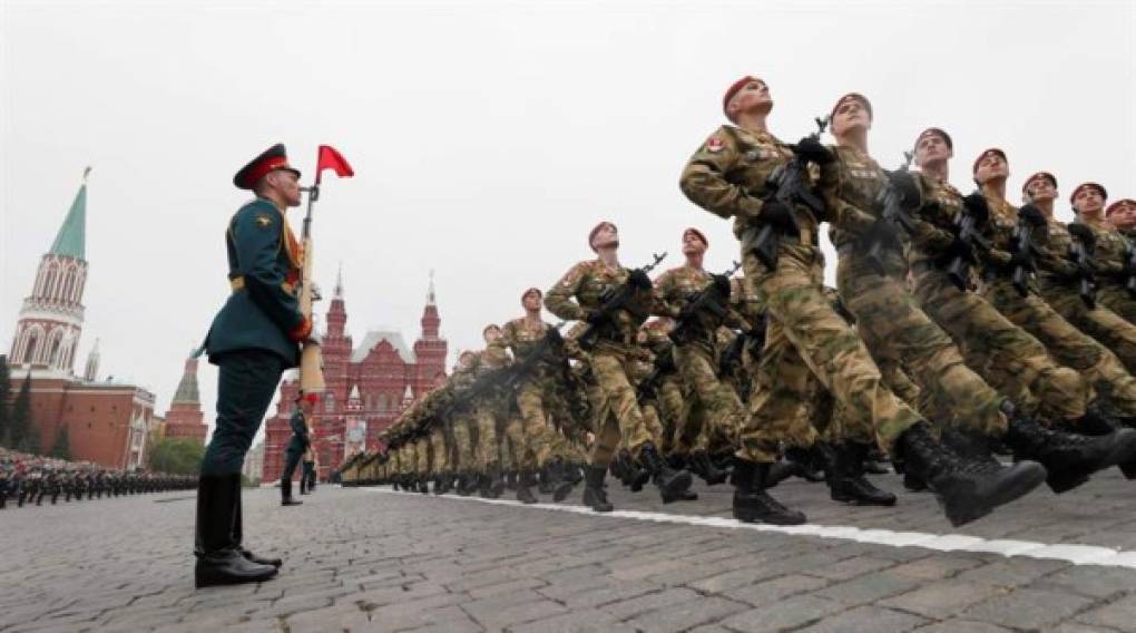 'Todos estos desfiles y marchas no buscan blandir armas y atemorizar a alguien. Se celebran precisamente en honor a los vencedores', comentó Putin a la televisión pública.