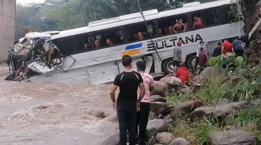 La unidad de la empresa Transportes Sultana cayó sobre el Río Higuito, reportaron autoridades. 