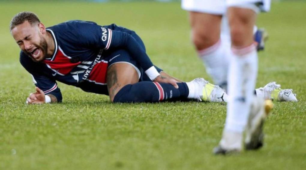 Los gritos de dolor y lágrimas de Neymar por la infracción que sufrió.