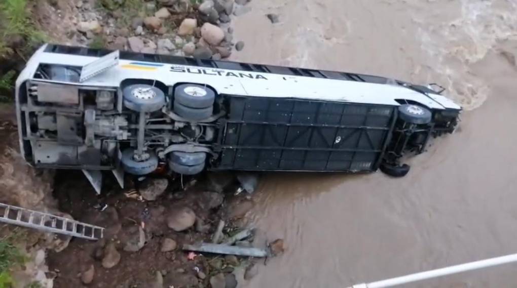 Un bus que transportaba migrantes se precipitó hacia un río en la carretera CA-4 que de Copán conduce hacia Ocotepeque. 