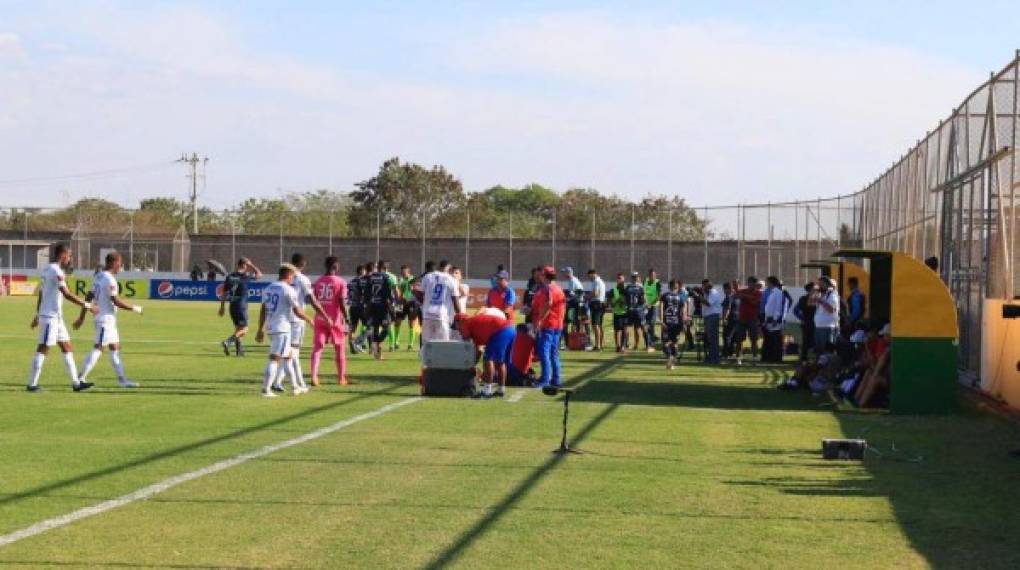 Los jugadores de Motagua y Olimpia tuvieron tiempo para hidratarse con agua.