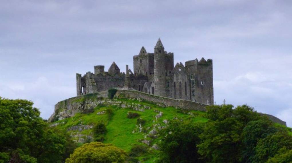 4. Irlanda.<br/><br/>Irlanda posee un rico y variado patrimonio histórico. Multitud de vestigios históricos se han conservado a través del tiempo, incluidas tumbas de los primeros pobladores de la región (3000 a.C.), así como fortificaciones celtas de las edades del Bronce y del Hierro.<br/><br/>Pero sin duda Irlanda atrae gran cantidad turistas por su naturaleza ya que es un país verde y lleno de naturaleza por doquier, con paisajes espectaculares y bellos.<br/>
