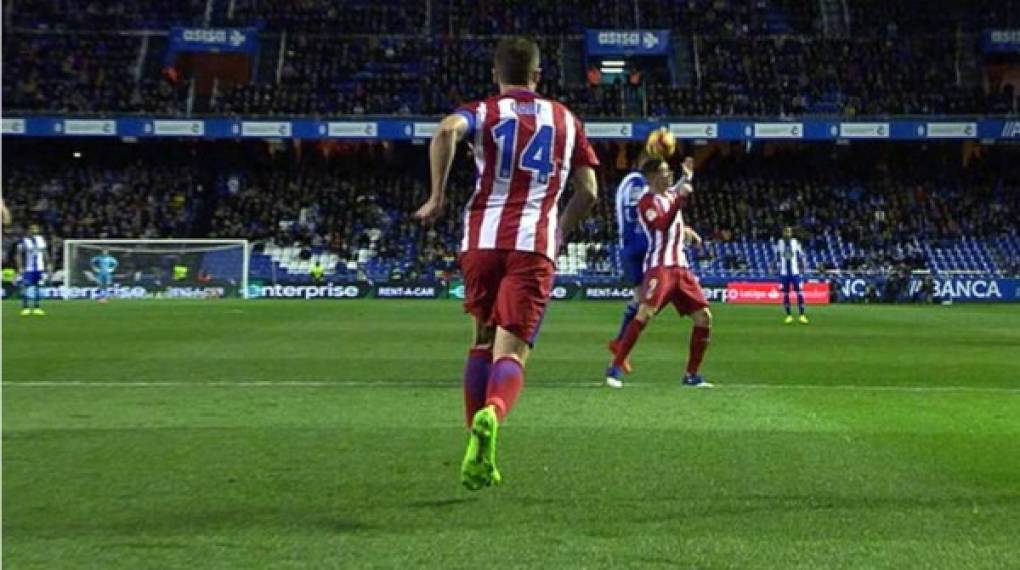 Fernando Torres lucha por controlar un balón y lo disputa con Alejandro Bergantiños, del Deportivo La Coruña.
