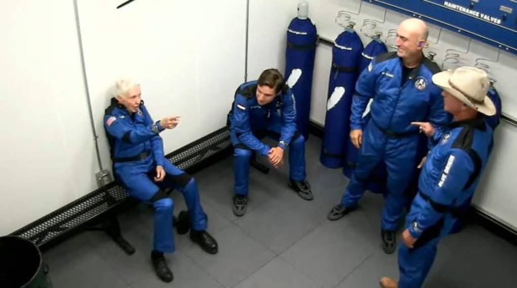 Junto a Jeff Bezos viajaban su hermano Mark, la exaviadora pionera Wally Funk, de 82 años, y el primer cliente de pago de Blue Origin, el holandés Oliver Daemen, de 18 años. Una se convirtió en la persona de más edad en llegar al espacio, y el joven en la menor.