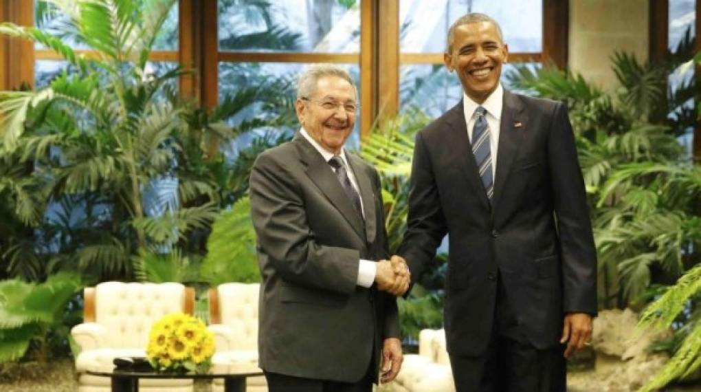 Barack Obama se convirtió en el primer mandatario estadounidense en poner un pie en Cuba en más de medio siglo, sellando la reconciliación entre ambos países.<br/><br/>En la visita, Obama se prodigó en mensajes y gestos a favor de la apertura democrática y el respeto a los derechos humanos, se reunió con disidentes y activistas de los que elogió su “coraje extraordinario”, y respaldó a los trabajadores.<br/><br/>Sin embargo, todos estos hitos antes impensables no mitigaron las críticas de las autoridades cubanas ante un bloqueo estadounidense aún en pie.