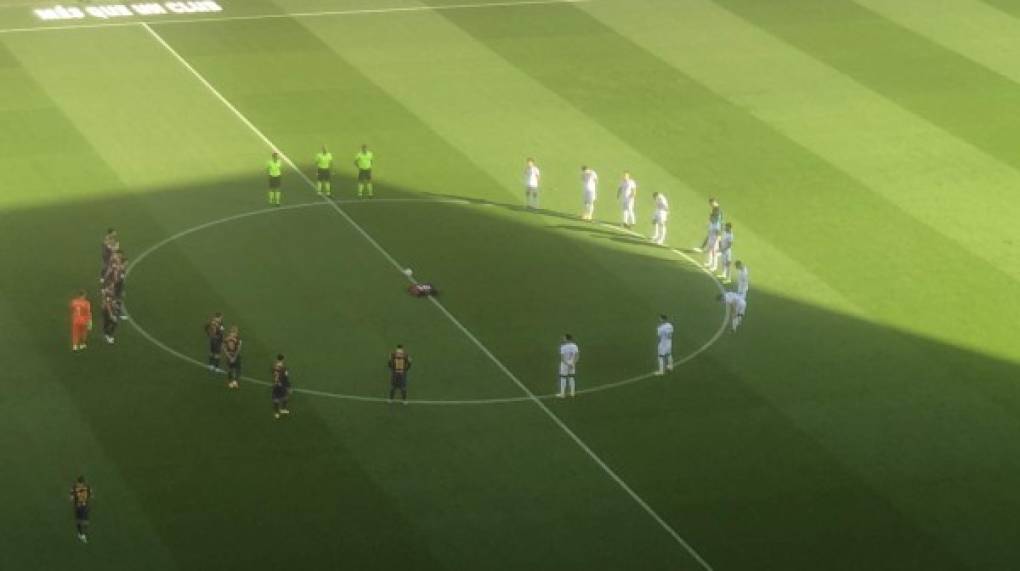 Previo al pitazo inicial, se dio un emotivo minuto de silencio en honor a Maradona en el Camp Nou. La camiseta que usó el astro argentino en el cuadro culé fue colocada en el centro del campo. Foto Alfredo Martínez.