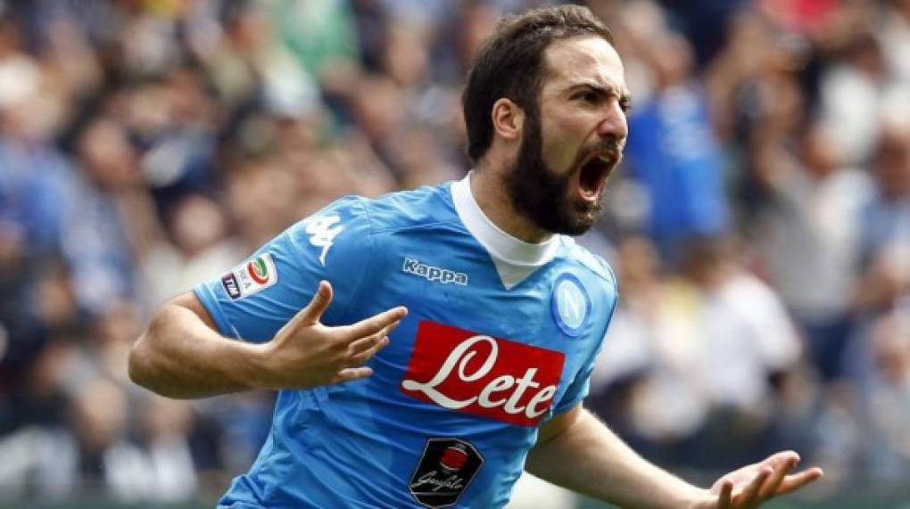 Decidió en 2013 llegar a Nápoles. El el equipo del sur de Italia Higuaín se transformó en ídolo. Ganó en par de ocasiones el trofeo a máximo goleador o Capocannonieri.