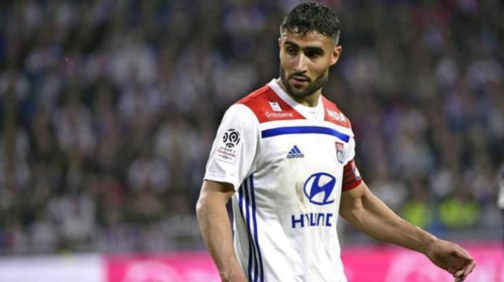 Según las informaciones de L'Equipe, Nabil Fékirer, que negocia su marcha del Olympique Lyonnais, está esperando una oferta mejor que la que le ha ofrecido el Betis y el club galo ha decidido hacer una pausa para ver si llega una oferta mayor.