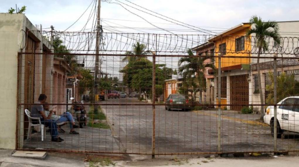 En residencial Los Alámos también han instalado cercos para impedir el ingreso a particulares.