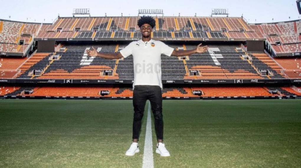 El Valencia anunció este lunes el fichaje del joven lateral derecho portugués Thierry Correia procedente del Sporting de Portugal para las próximas cinco temporadas.