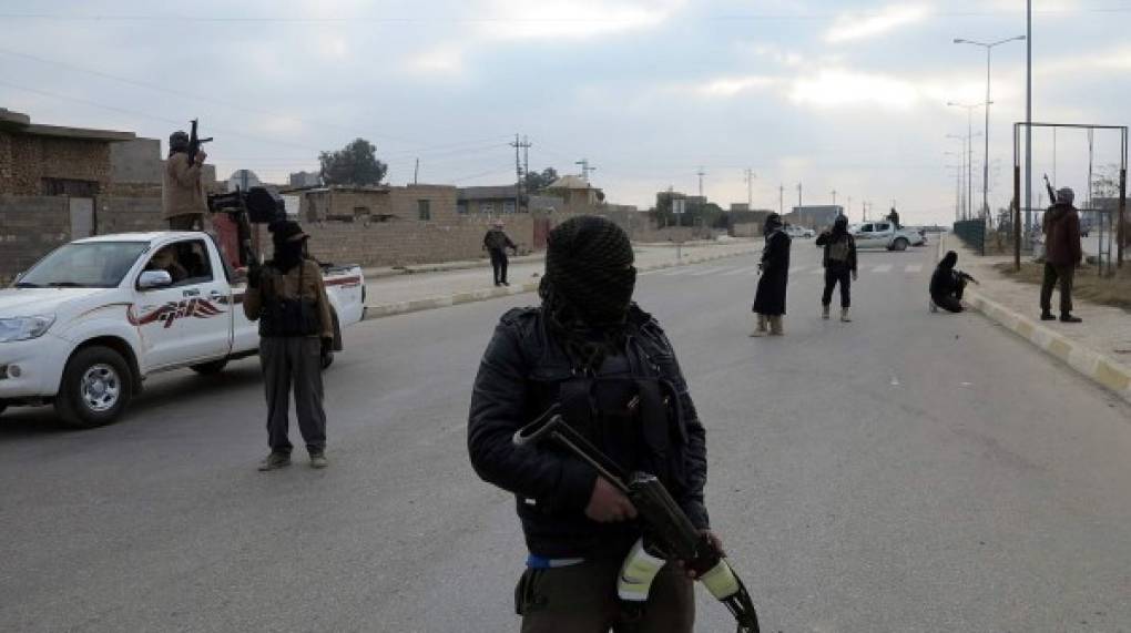 Los vigilantes están apostados en los límites de la ciudad, feudo del Isis en Siria.
