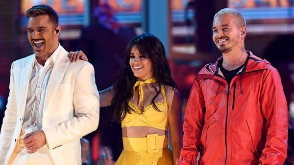 'Yo me casaría contigo. Te amo', añadió el artista colombiano, que acaba de dar la bienvenida a su primer hijo con su novia, la modelo argentina Valentina Ferrer.<br/>En la imagen, los cantantes Ricky Martin, Camila Cabello y J Balvin durante una presentación en los premios Grammy de 2019.