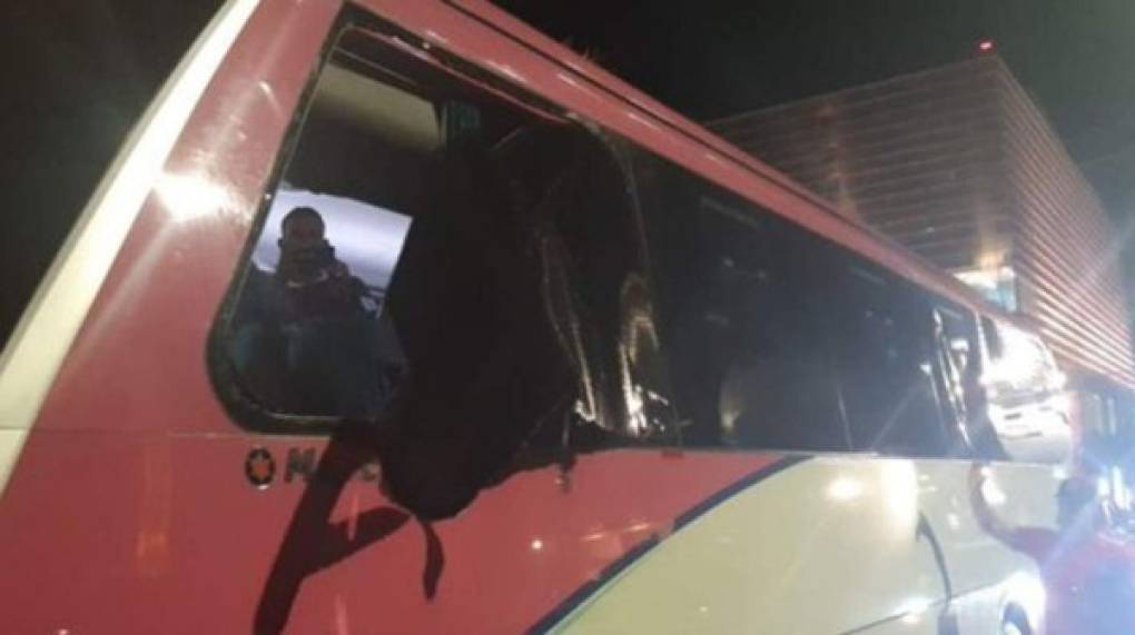 El autobús que transportaba al Olimpia se vio sorprendido por más de una docena de vándalos que comenzaron a lanzar piedras y botellas a la unidad.