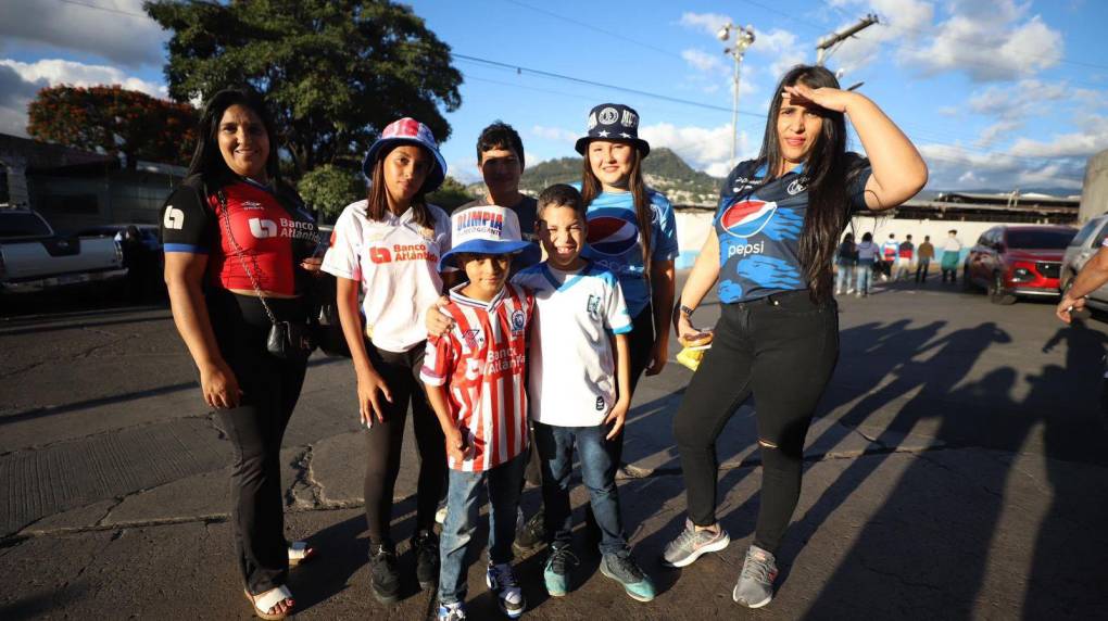 Los pequeños aficionados y las chicas llegaron al recinto capitalino para la gran final del fútbol hondureño. 