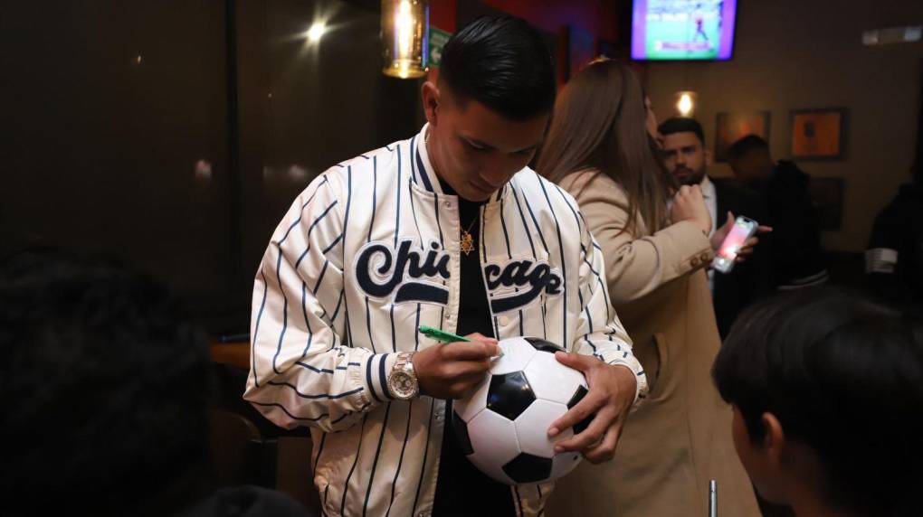 Kevin López, aprovechó para firmar balones a los pequeños aficionados presentes en el restaurante. 