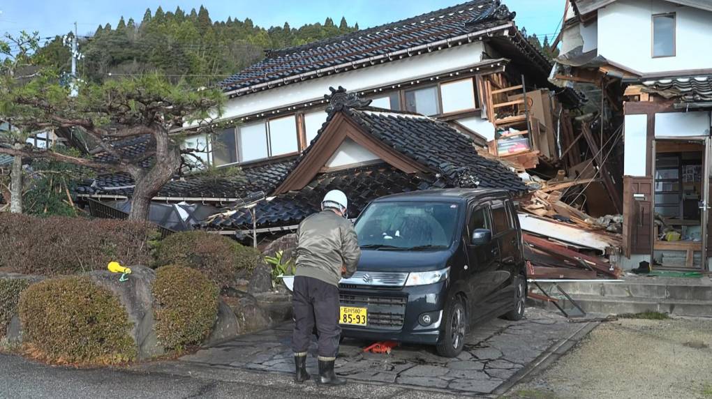 En un video en la red social X se pudieron ver casas antiguas destruidas. “Es el distrito Matsunami de Noto. Estamos en una situación horrible. Por favor, ayúdenos. Mi ciudad está en una situación horrible”, lamentó una persona en la grabación.