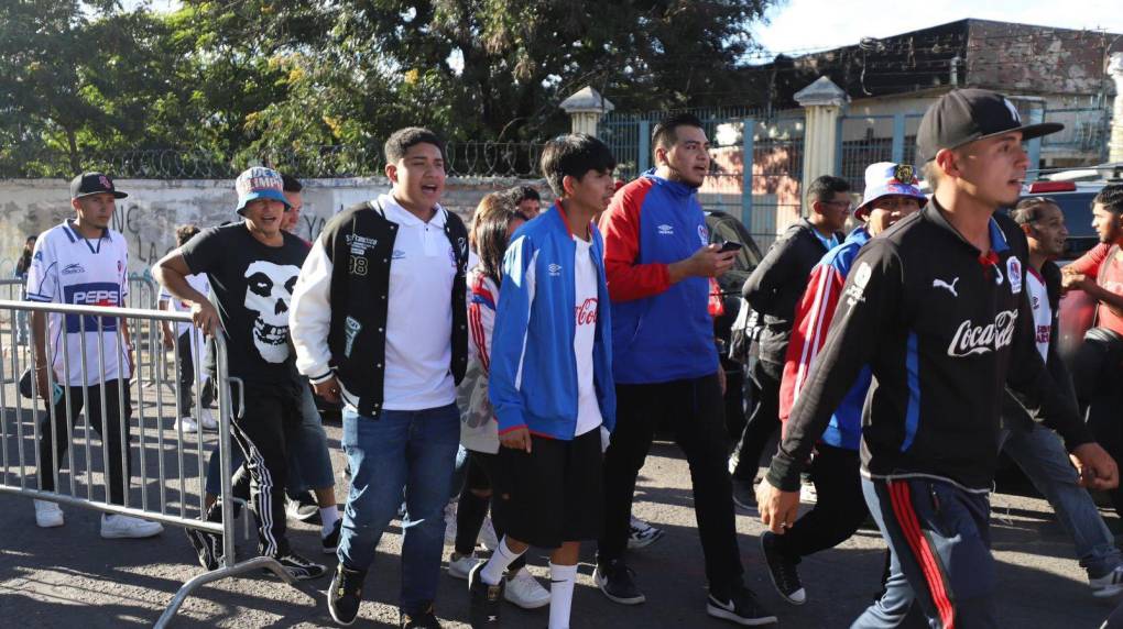 ¡Con toda la actitud! Así llegaron estos aficionados olimpistas al Estadio Nacional de Tegucigalpa.
