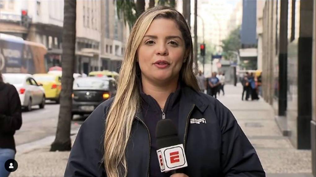 La periodista de TV fue acosada en vivo en las inmediaciones del estadio Maracaná durante la previa del partido Flamengo-Vélez por la vuelta de semifinales de la Copa Libertadores.