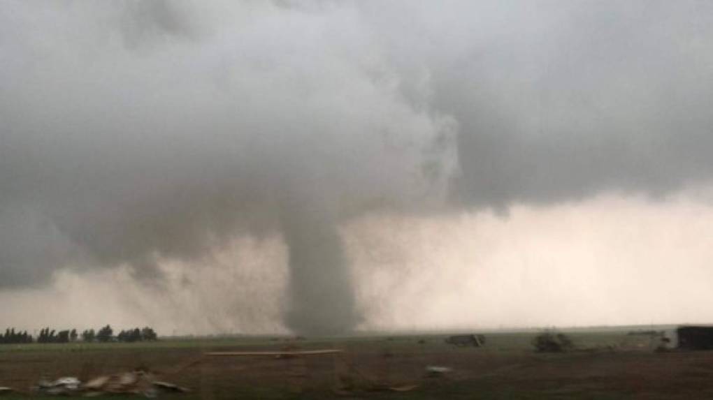 Según los meteorólogos, algunos tornados podrían ser potencialmente violentos y de larga trayectoria; además, el nivel de amenaza es de 5, el mayor en la escala que mide tornados extremadamente fuertes.
