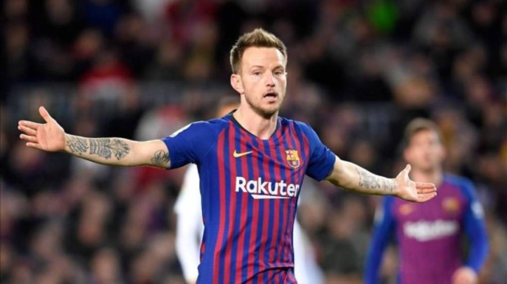 Según informa TuttoMercatoWeb.com, el Inter de Milán vuelve a la carga por el fichaje del mediocampista croata Ivan Rakitic como petición expresa de Antonio Conte. El jugador del Barcelona están en una lista de volantes que quiere el cuadro neroazzurro, los otros son: Nicolo Barella (Cagliari), Stefano Sensi (Sassuolo) y Valentino Lazaro (Hertha Berlín).