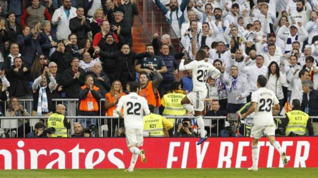 Los aficionados del Real Madrid celebrando el autogol que provocó Vinicius. Foto Marca